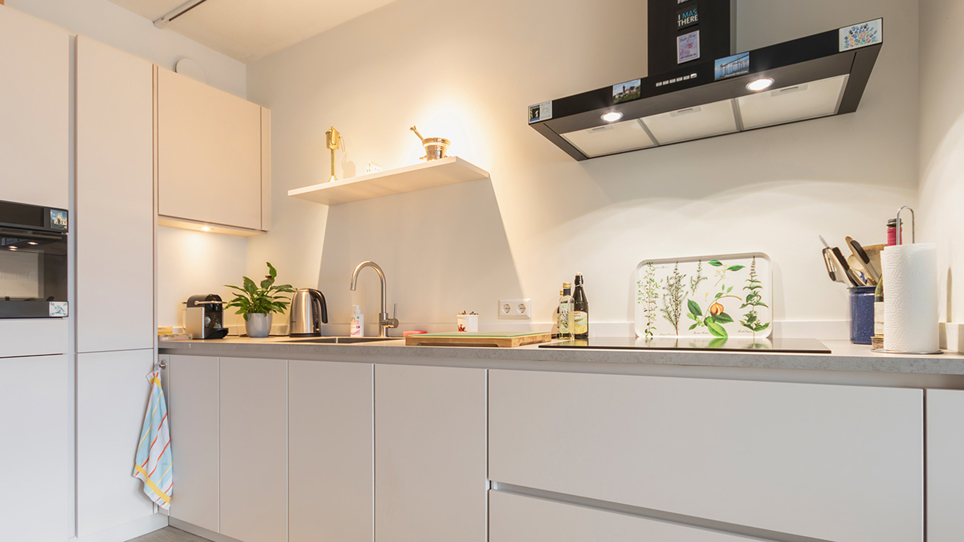 Compleet overzicht hoekkeuken met afzuigkap 