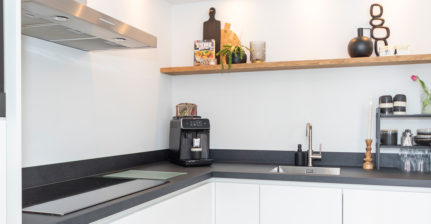 Koffie corner in witte moderne hoekkeuken