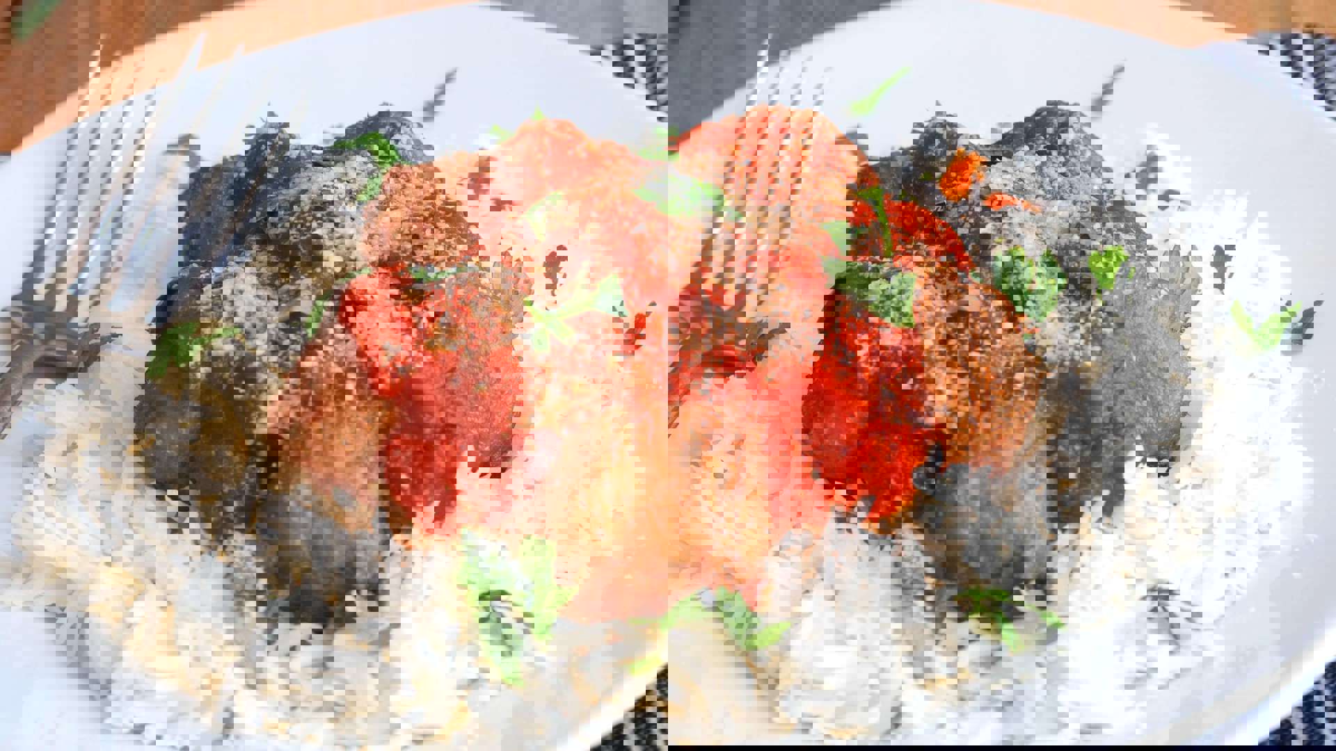 Griekse gehaktballen met rijst en tomatensaus