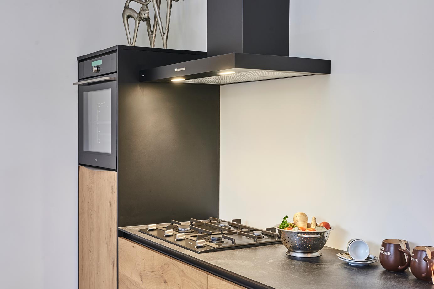 Houten rechte keuken met oven op hoogte