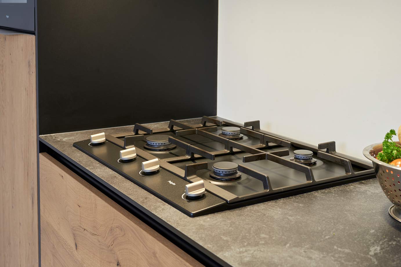 Houten rechte keuken met gaskookplaat