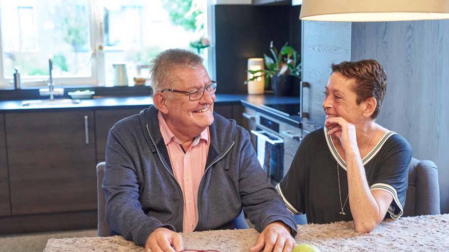 Een video waar we binnenkijken bij familie Hollestelle, die een houten hoekkeuken kocht bij Pelma Keukens