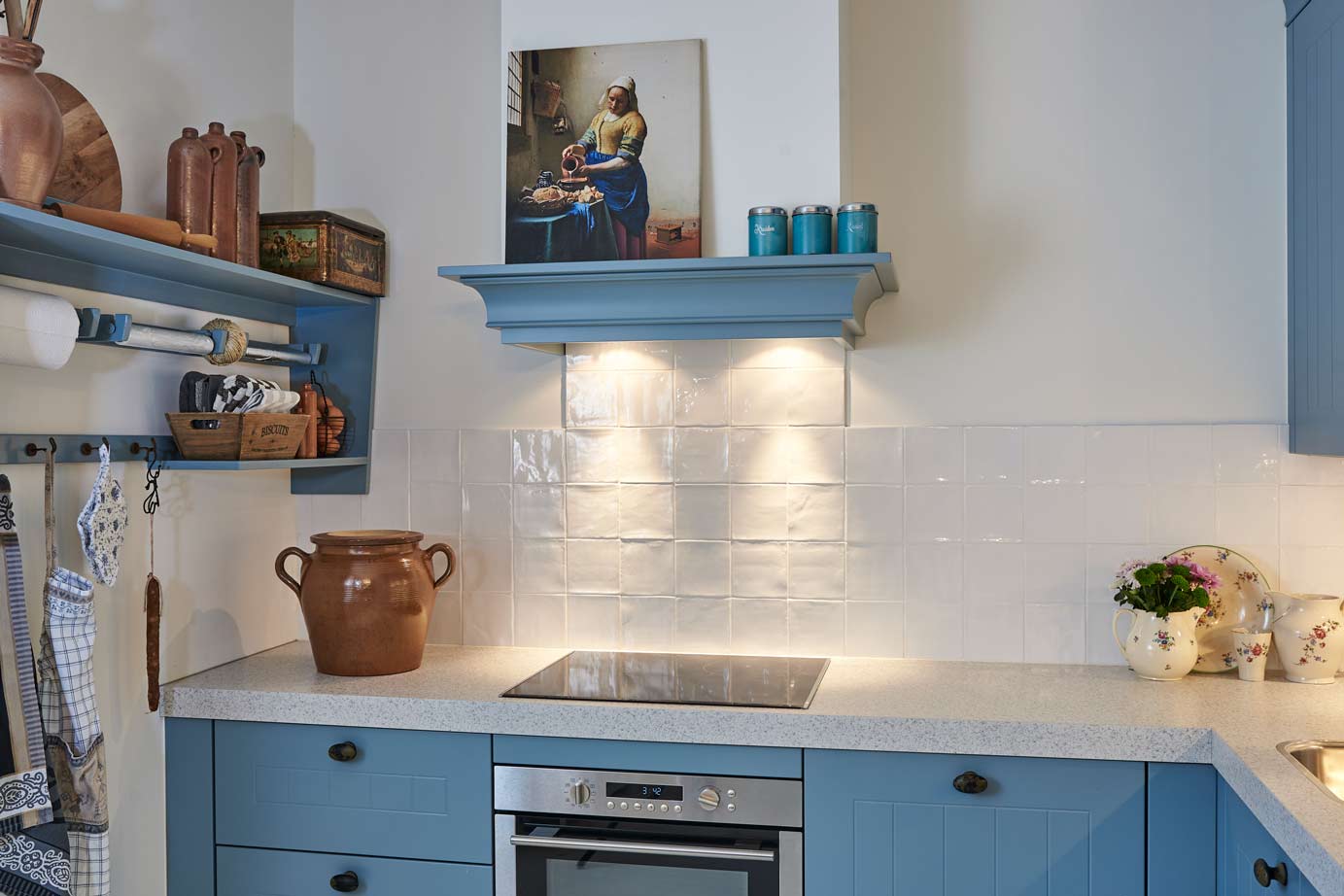 Landelijke blauwe keuken Krabbendijke, prachtige schouw