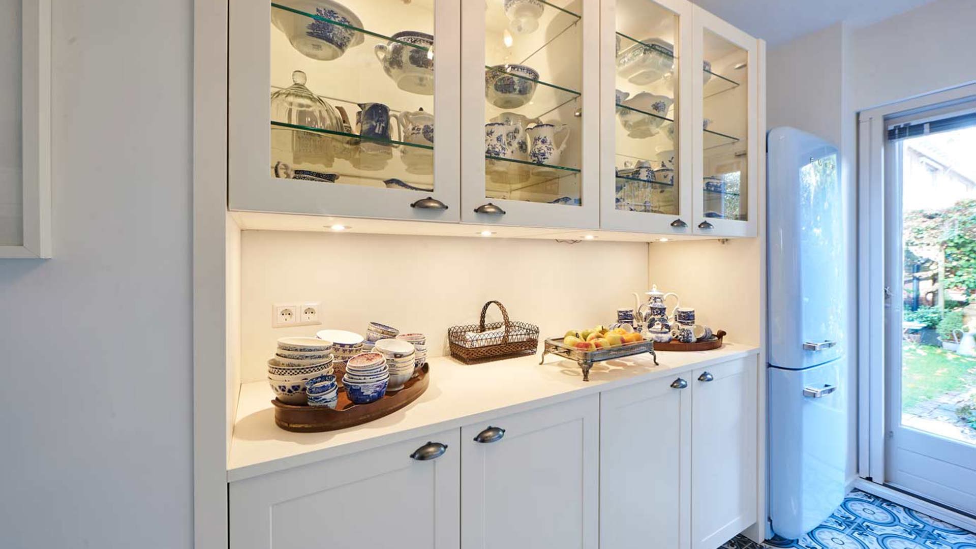 Landelijke keuken Haarlem met vitrinekasten