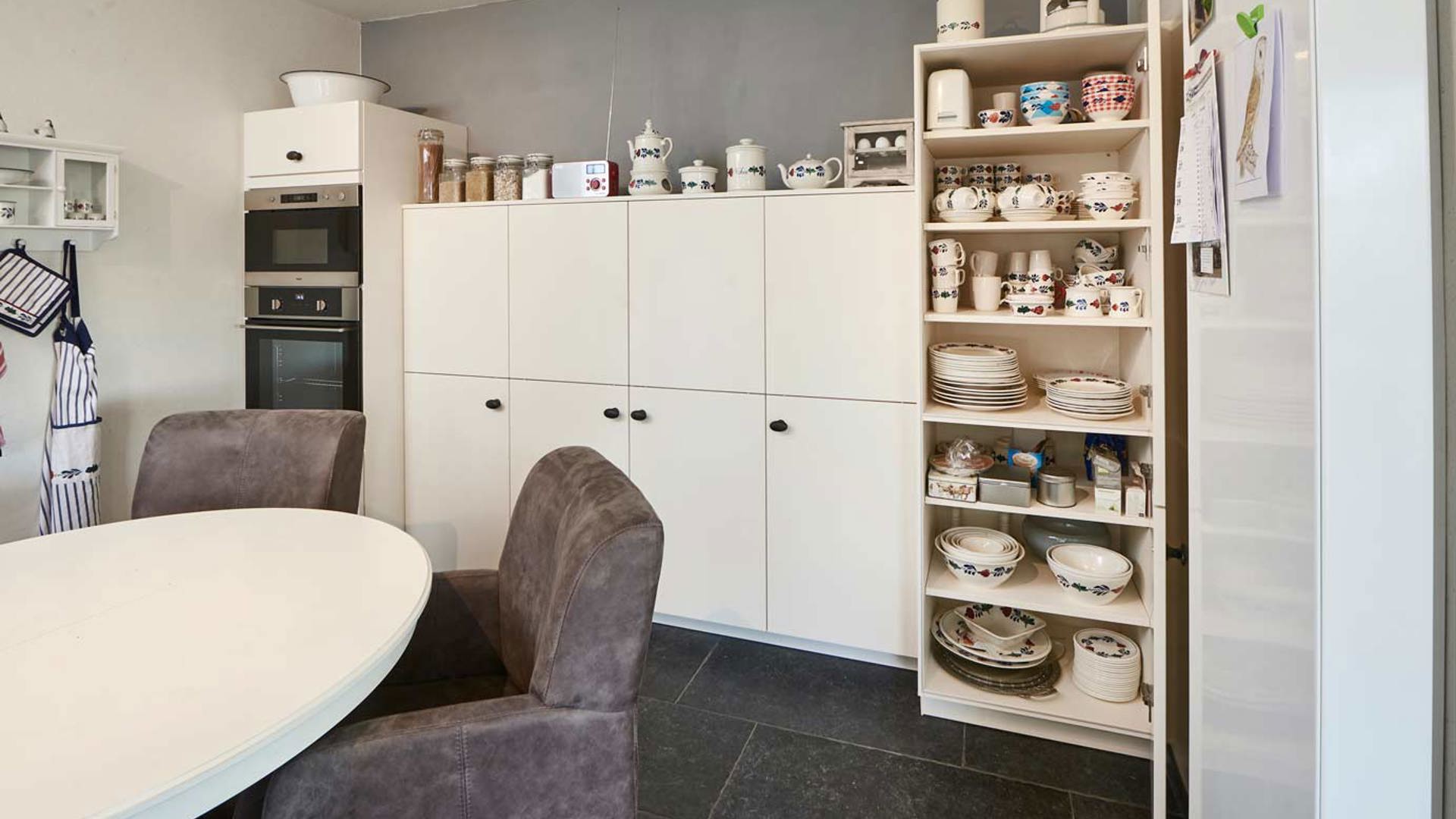 Witte Keuken, kastenwand 