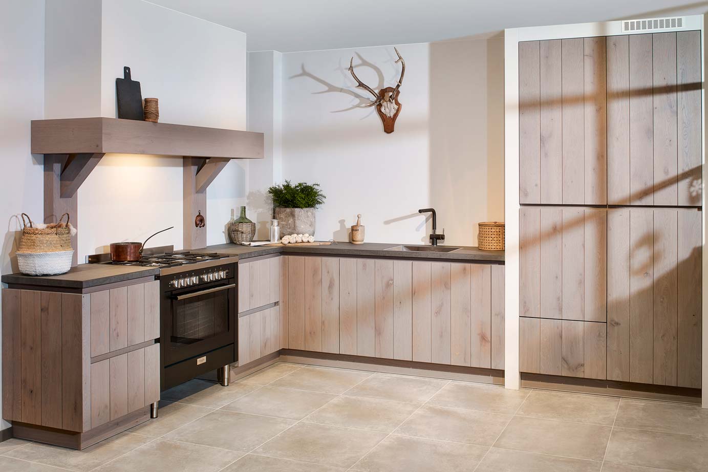 Landelijk moderne hoekkeuken met fornuis en schouw