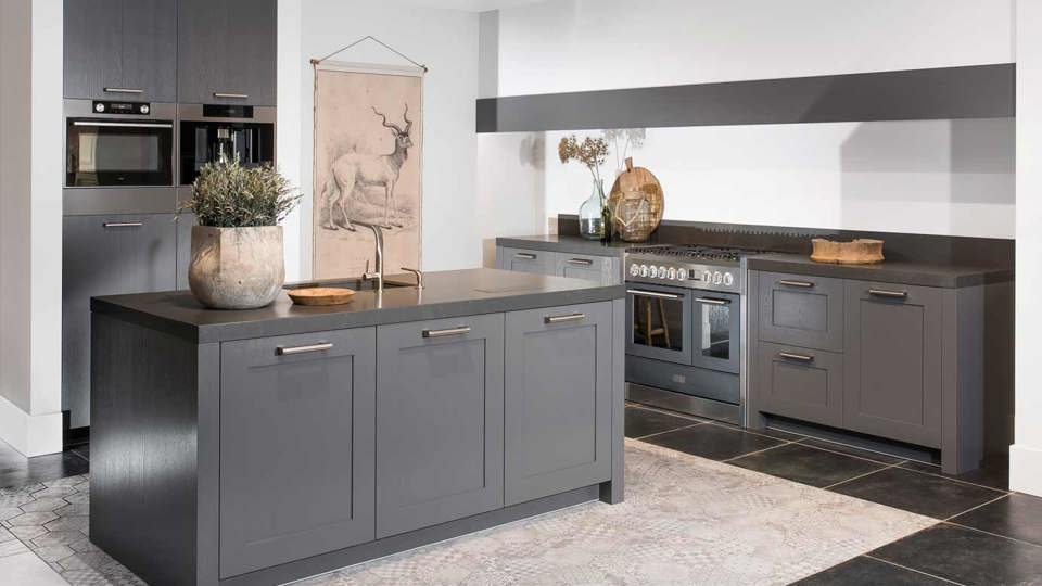 Landelijk moderne keuken met eiland in grijs, met fornuis en kastenwand