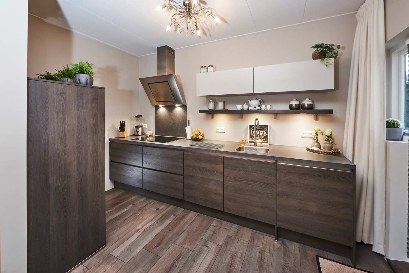 Greeploze rechte keuken met bovenkastjes