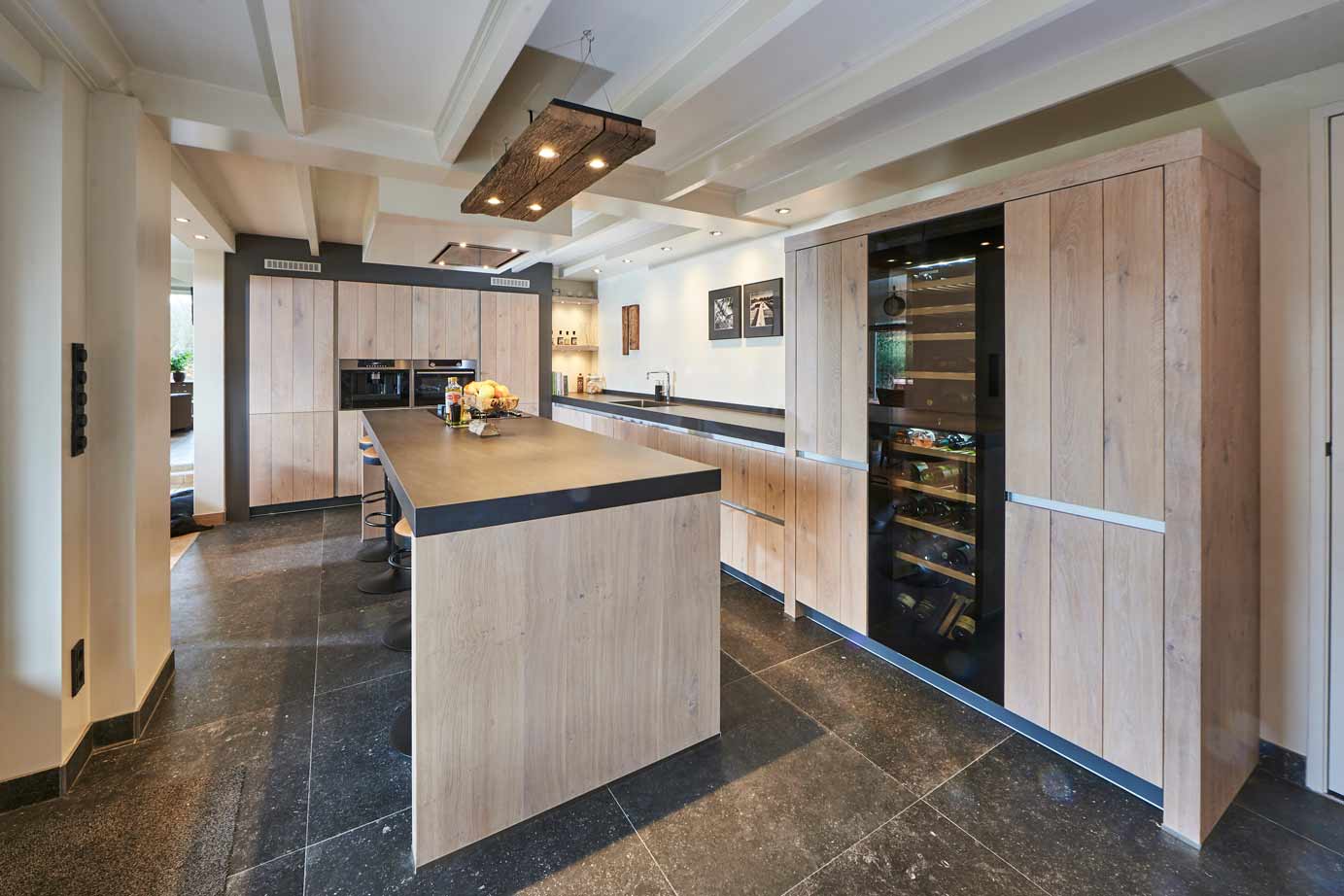 Luxe keuken met eiland, houtnerf