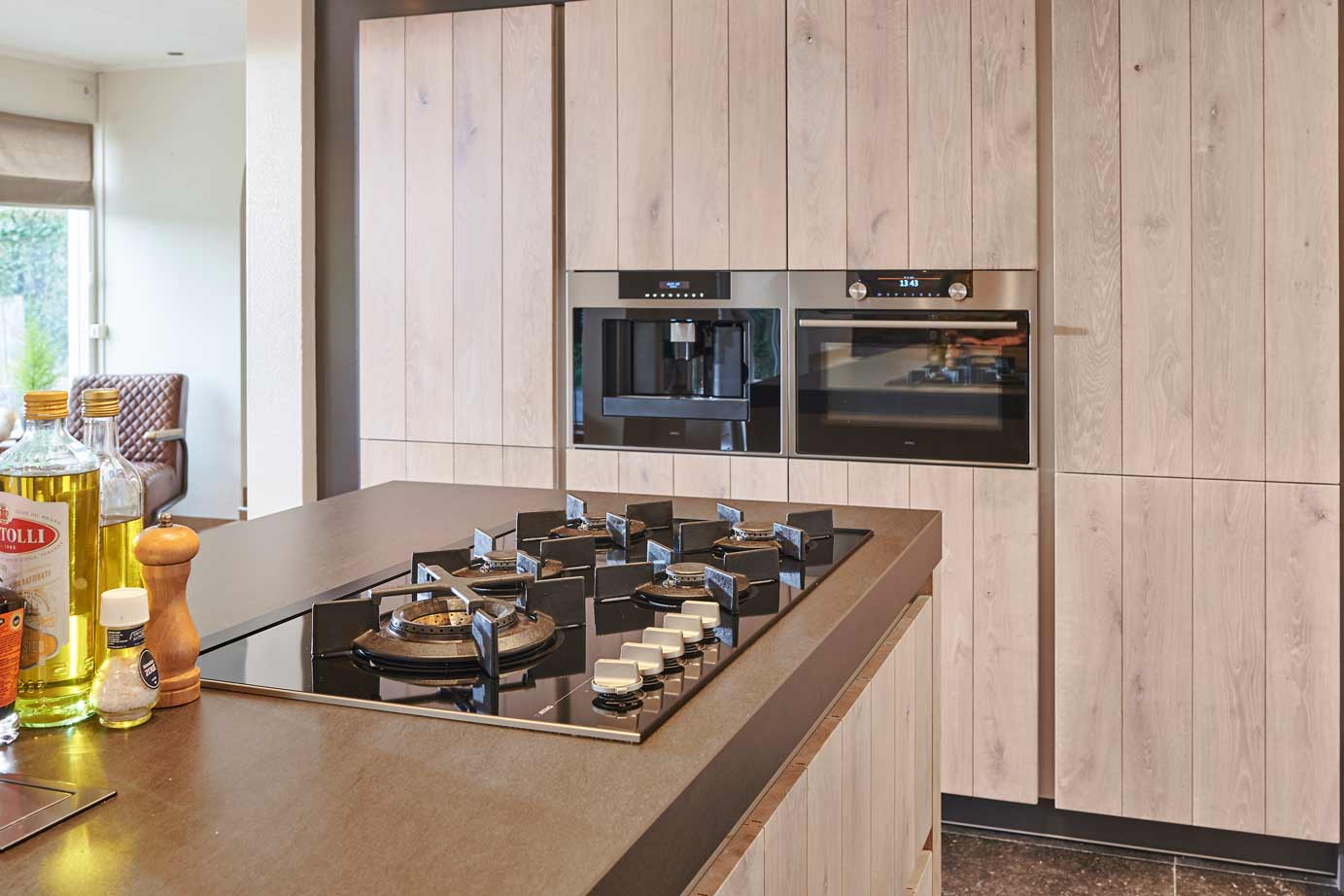 Luxe keuken met eiland, 5-pits gaskookplaat