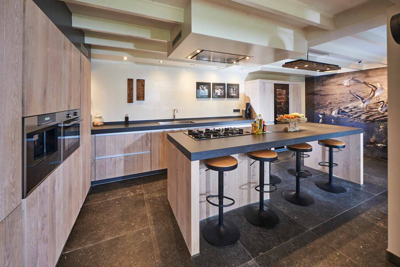 Luxe keuken met eiland, eetgelegenheid