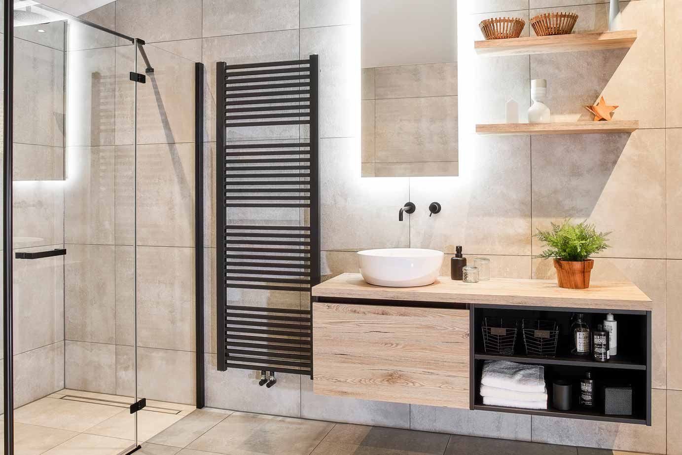 Houten moderne badkamermeubel met wandtegels met beton