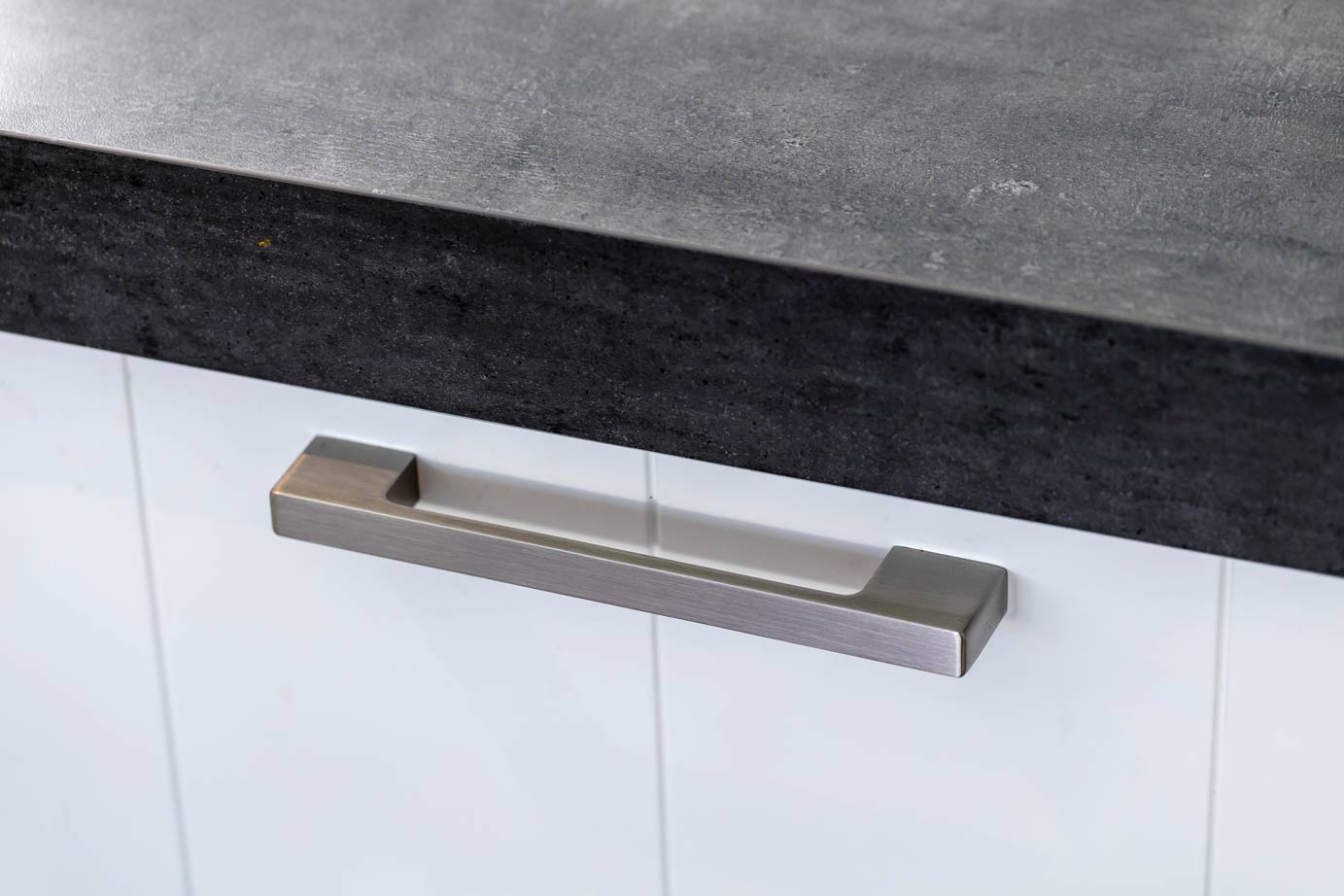 Landelijke keuken, horizontale handgreep