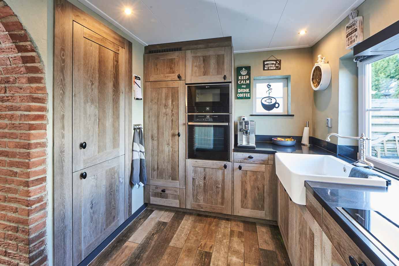 Houten keuken, kastenwand 