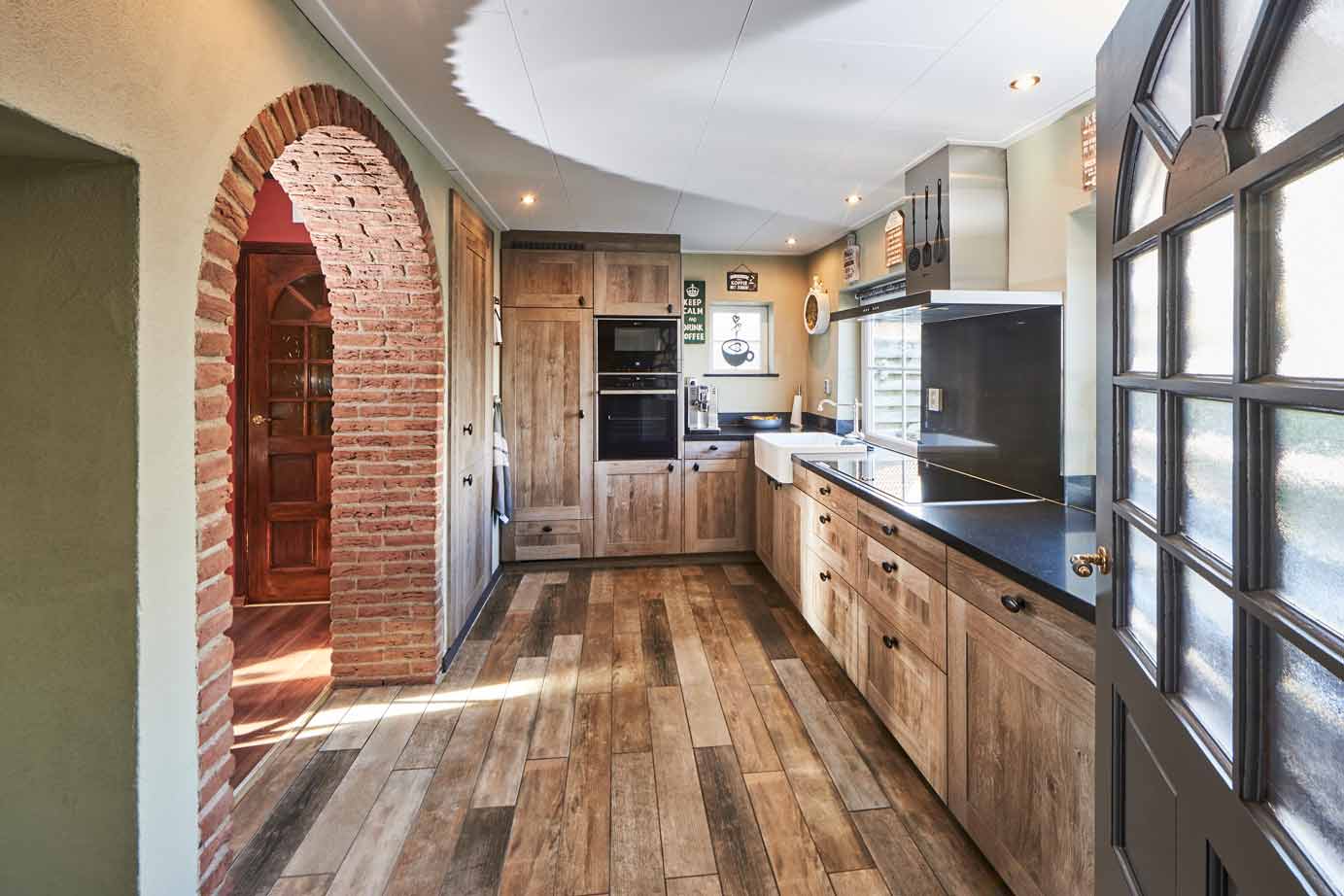 Houten keuken, veel opbergruimte