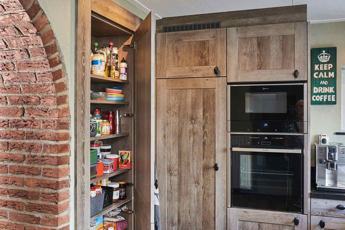 Houten keuken, provisiekast