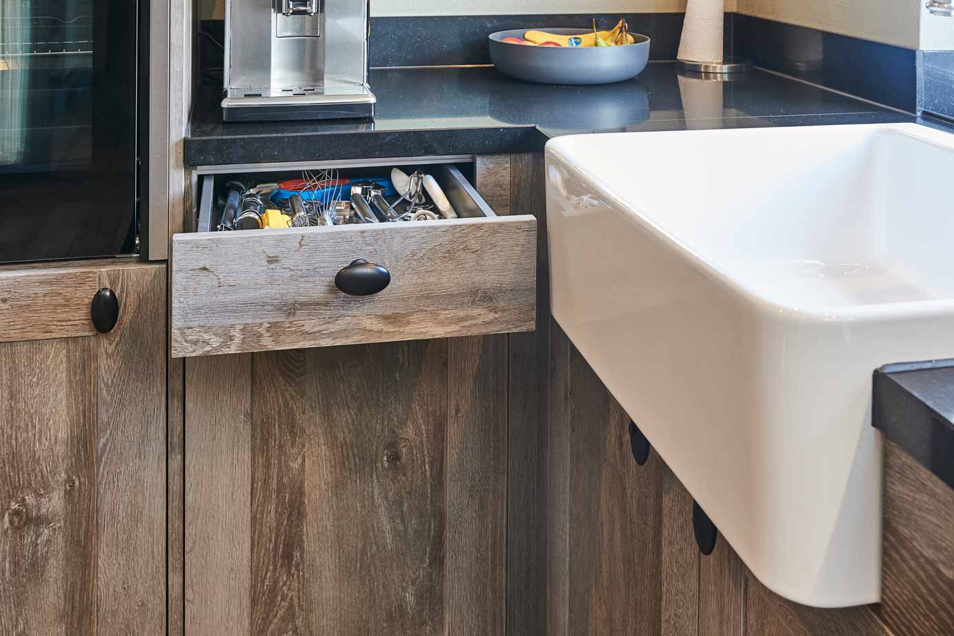 Houten keuken met grote spoelbak