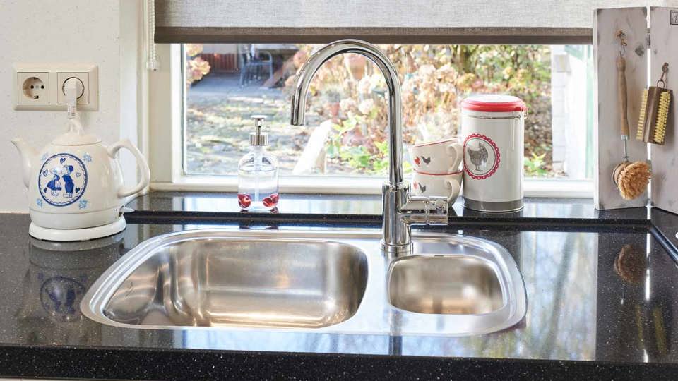 Keukenkraan met spoelbak en uitlekbakje