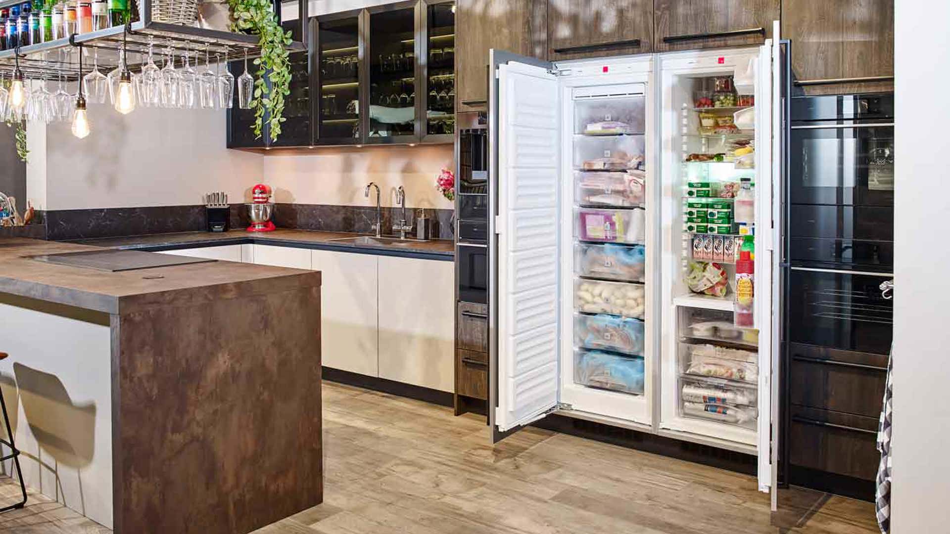 Hoge koelkast en vriezer