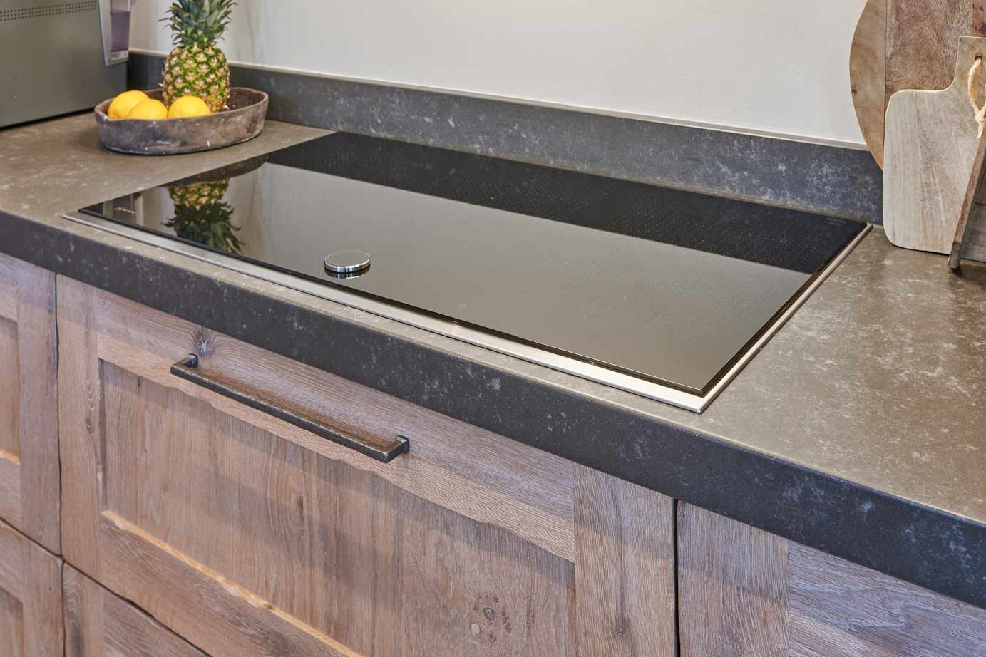 Massief houten keuken, inductiekookplaat