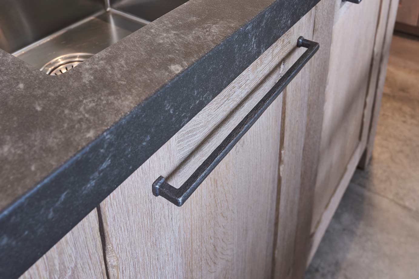 Massief houten keuken, brede handgreep