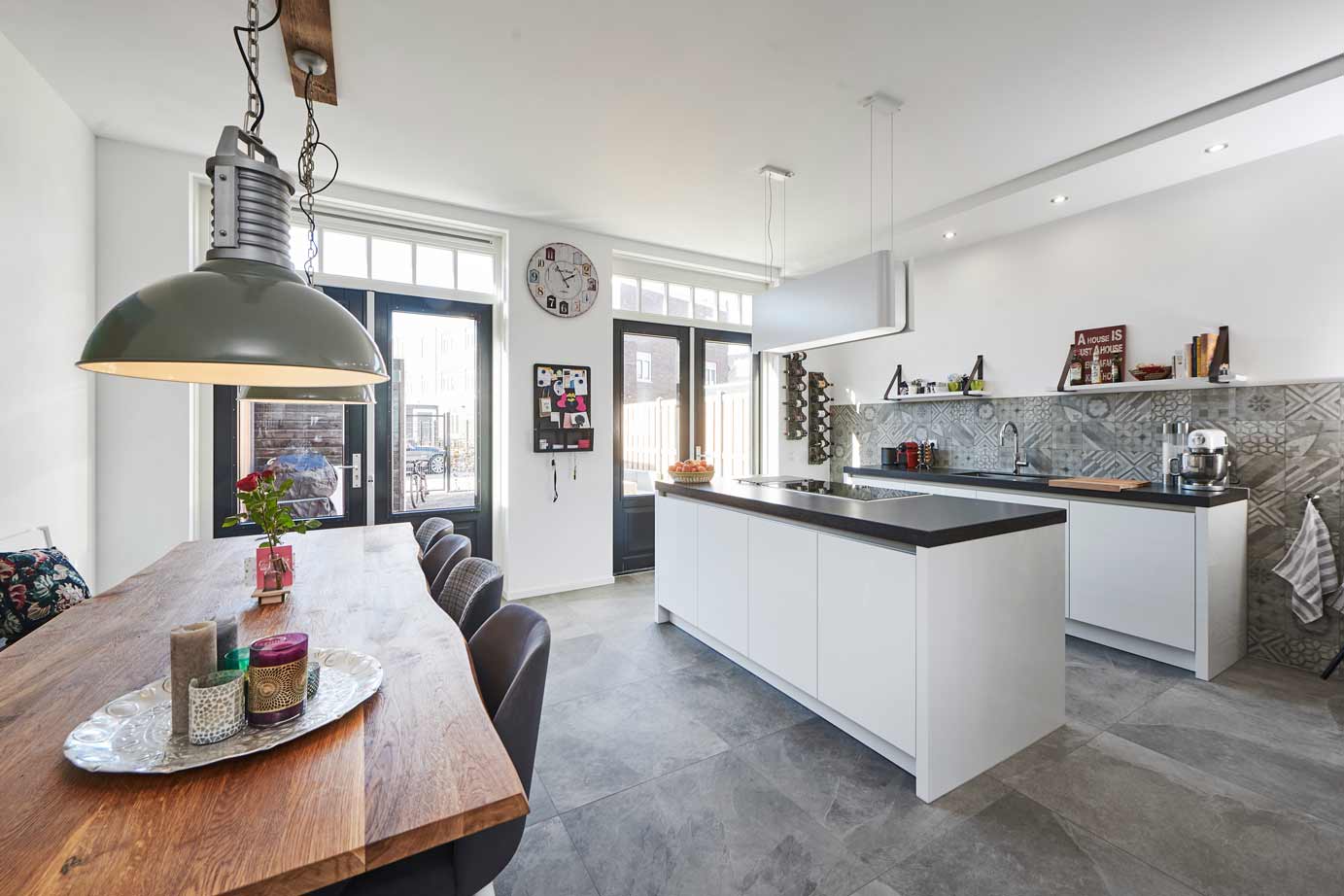 Moderne keuken met eiland, veel opbergruimte