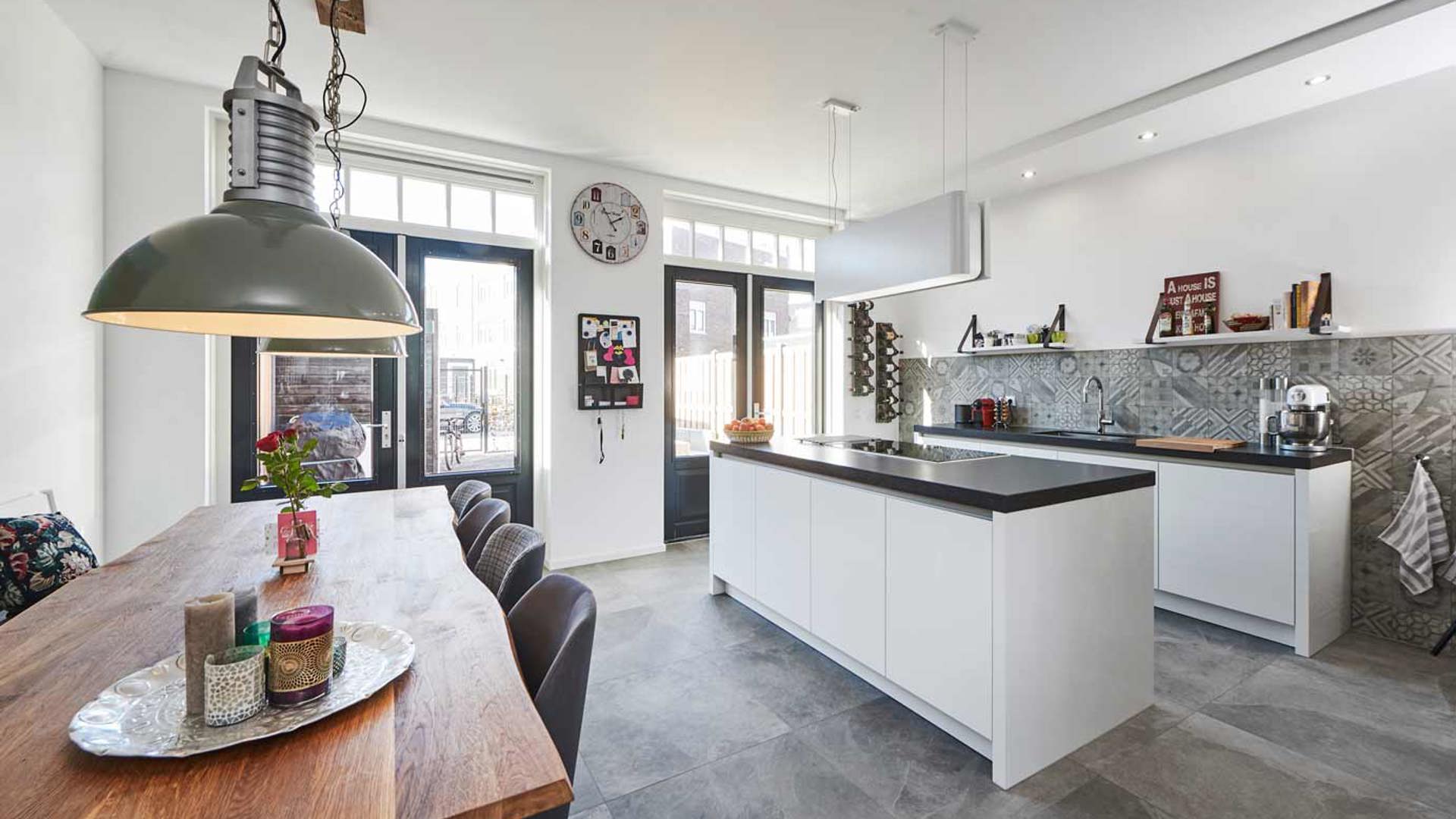 Moderne keuken met eiland, veel opbergruimte