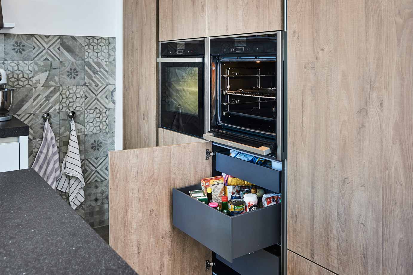 Moderne keuken met eiland, lades