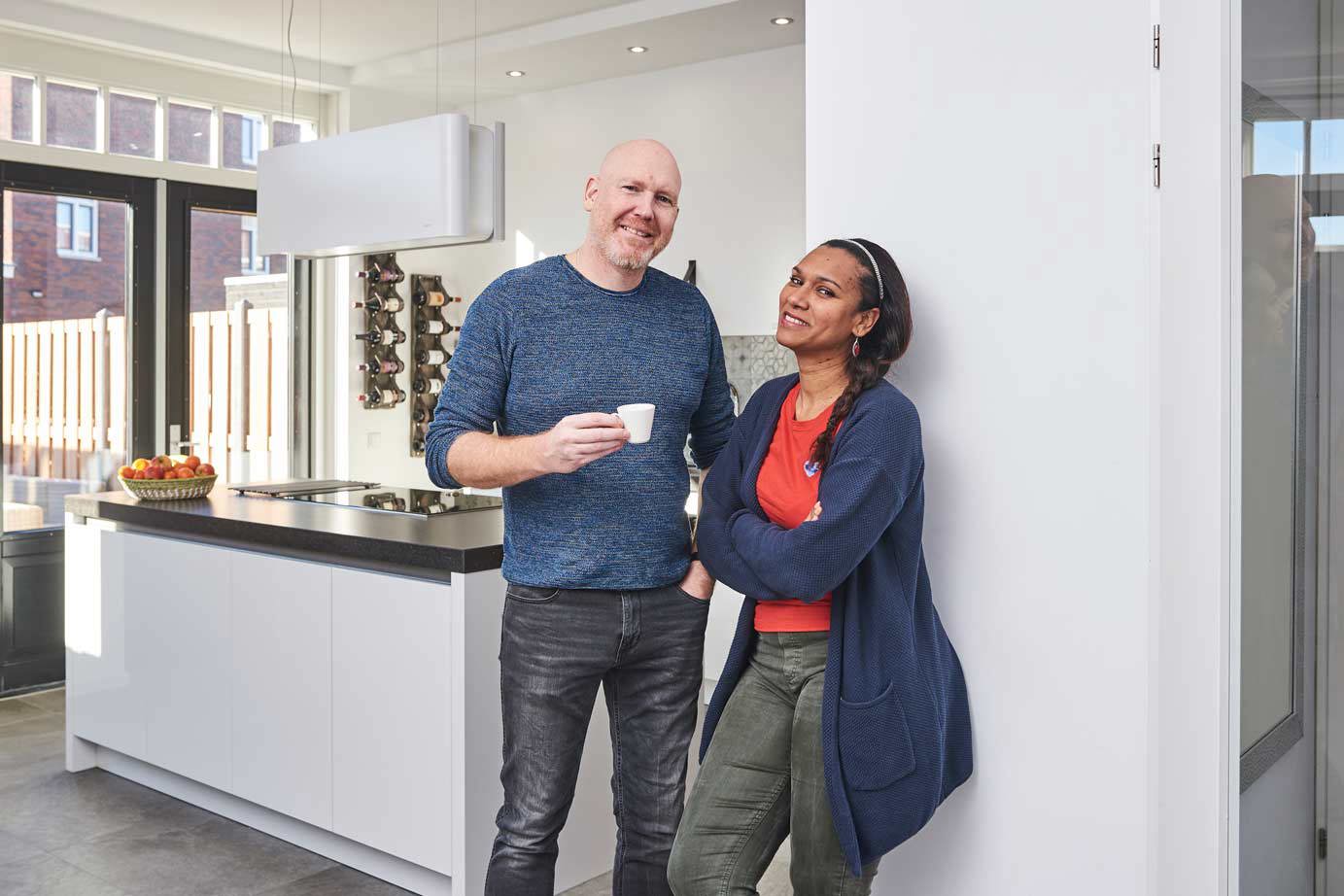 Moderne keuken met eiland, klanten