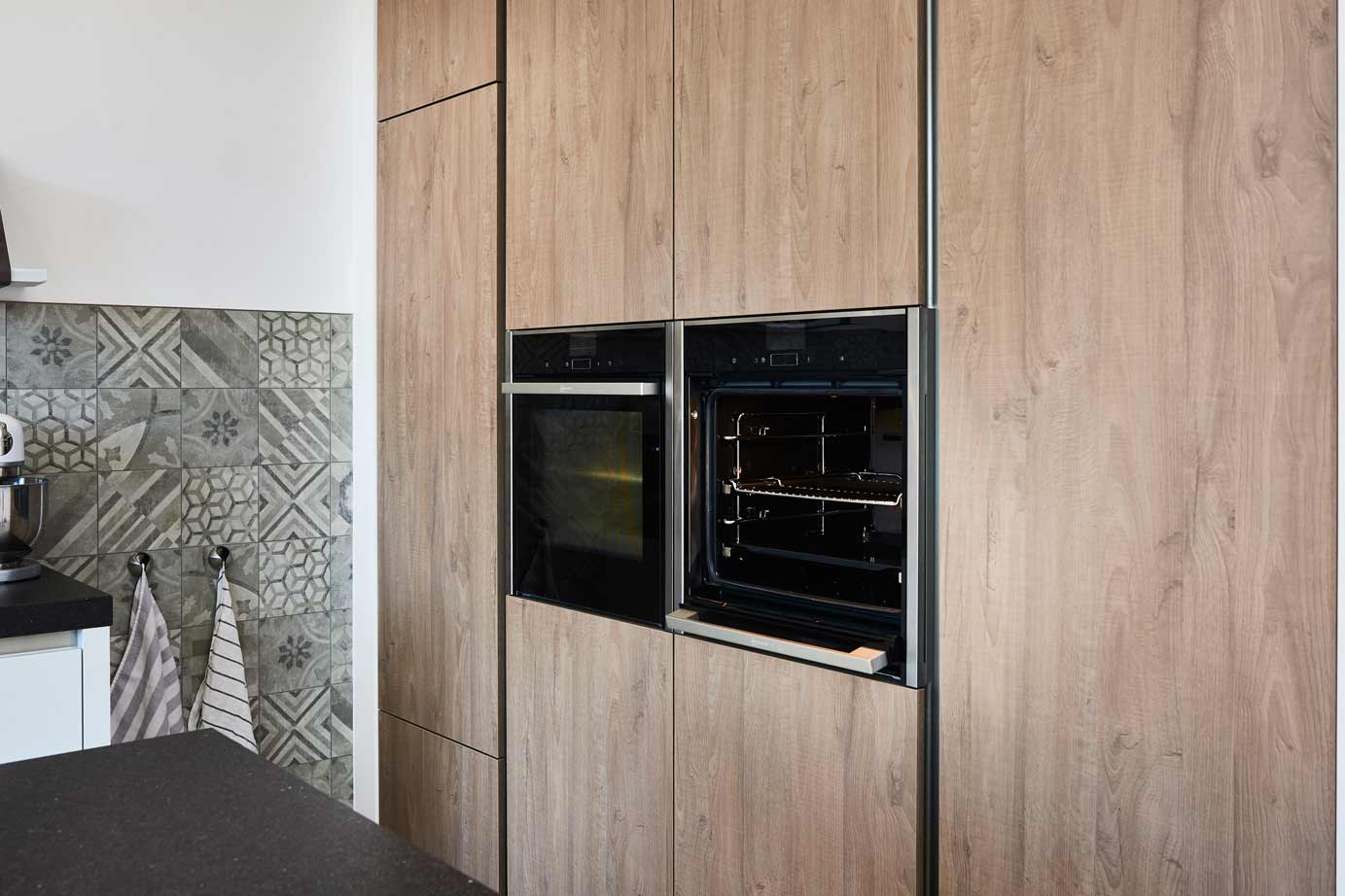  Moderne keuken met eiland, oven met slider deur