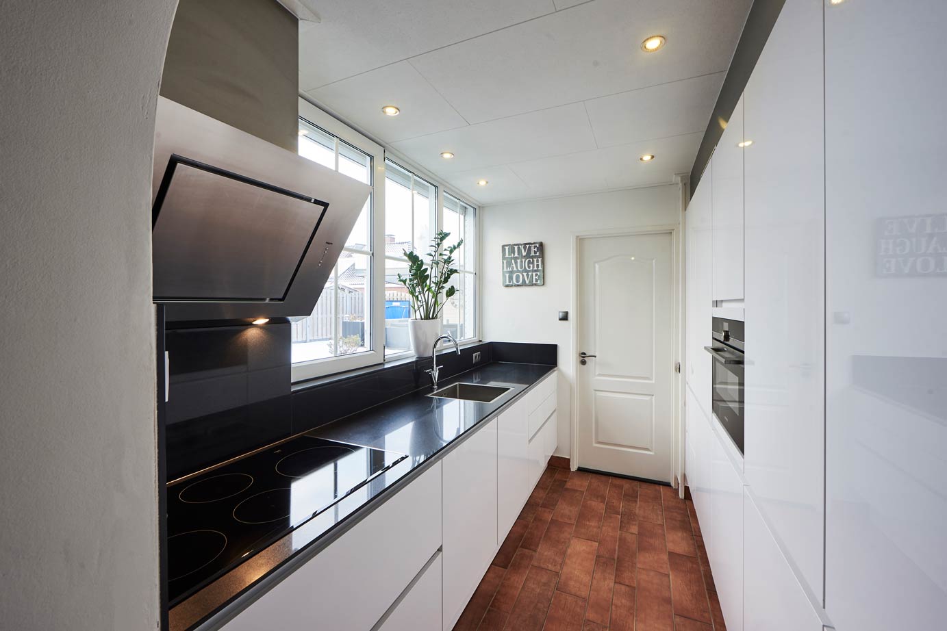 Parallelle keuken Zeeland in hoogglans wit