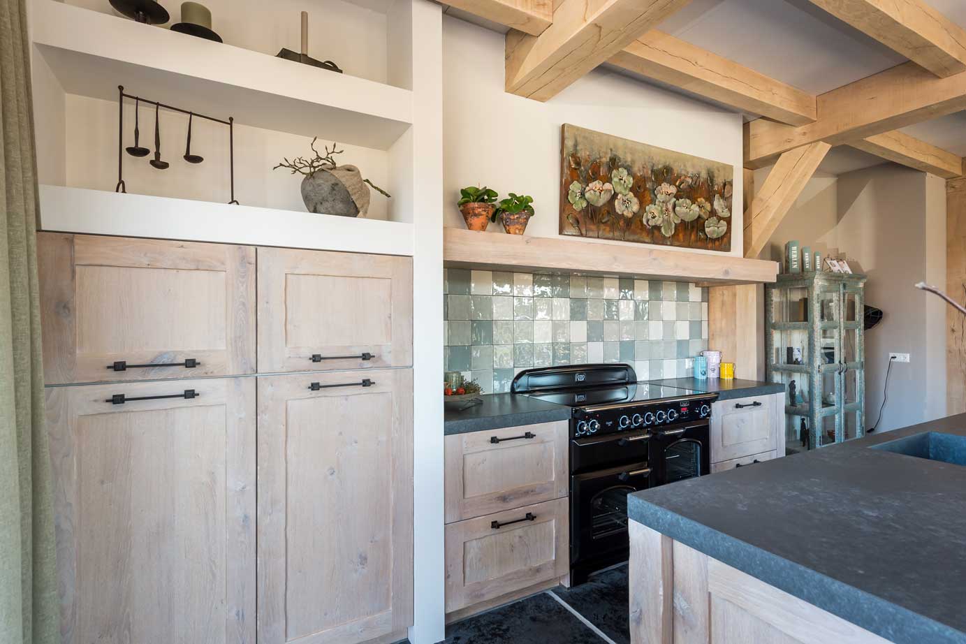 Landelijke keuken op maat gemaakt, met eiland en kastenwand