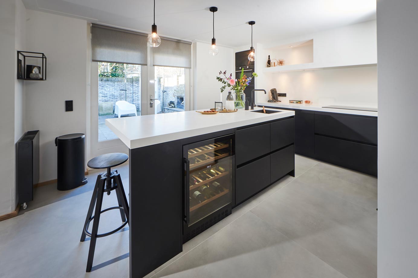 Mat zwarte keuken Beverwijk, met eiland en bar