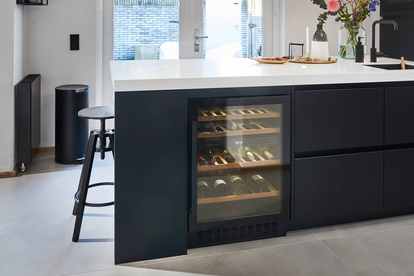 Mat zwarte keuken Beverwijk met wijnklimaatkast