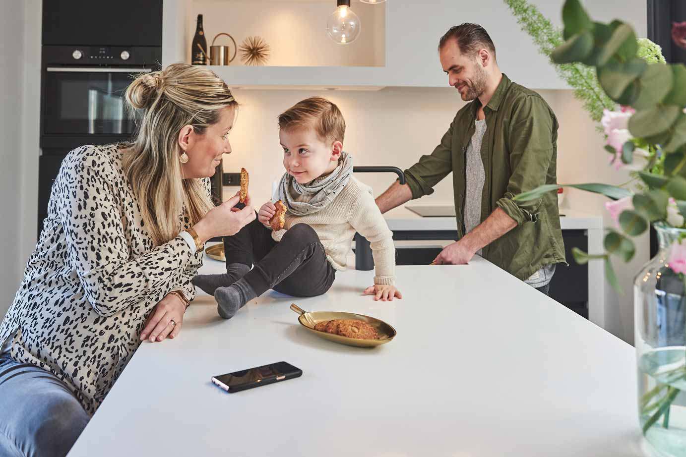 Binnenkijker Beverwijk bij zwart witte keuken