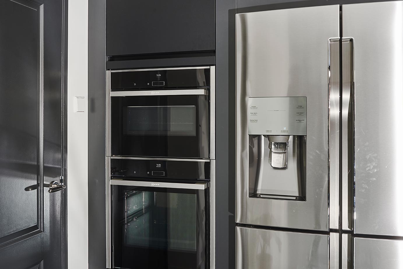 Mat zwarte keuken met apparatuur