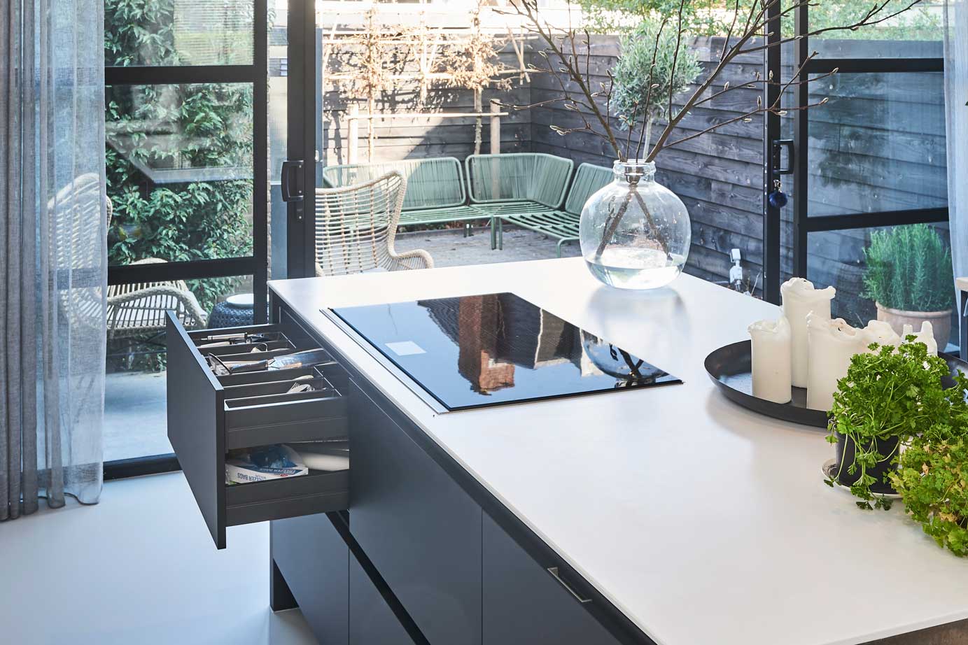 Zwart witte keuken Amstelveen, met ruime lades