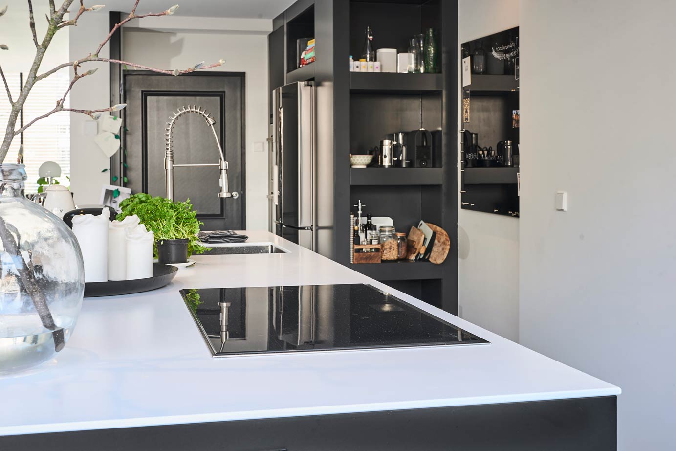 Zwarte keuken met wit aanrechtblad Amstelveen