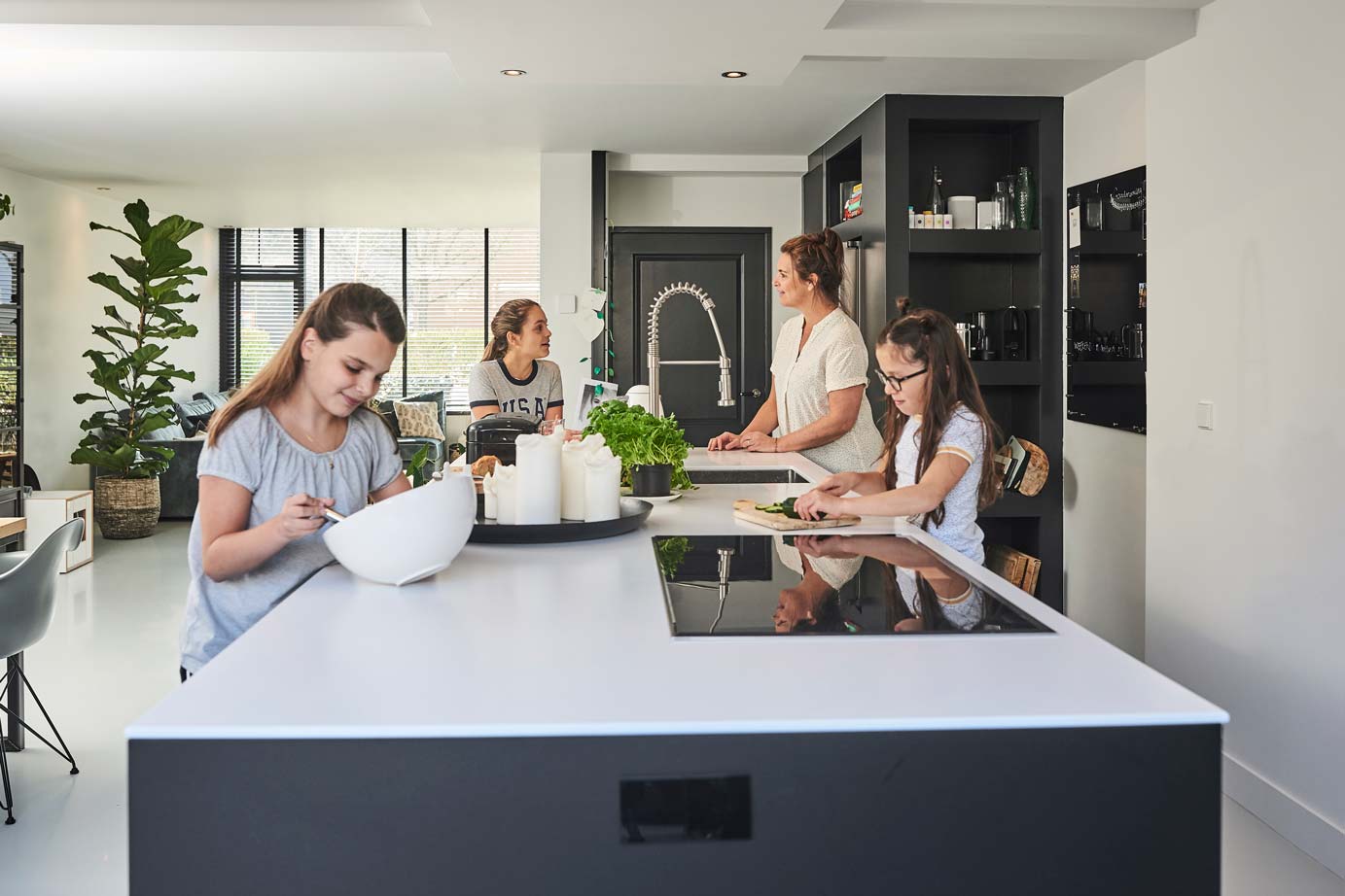 Praktisch zwarte keuken met eiland voor gezin