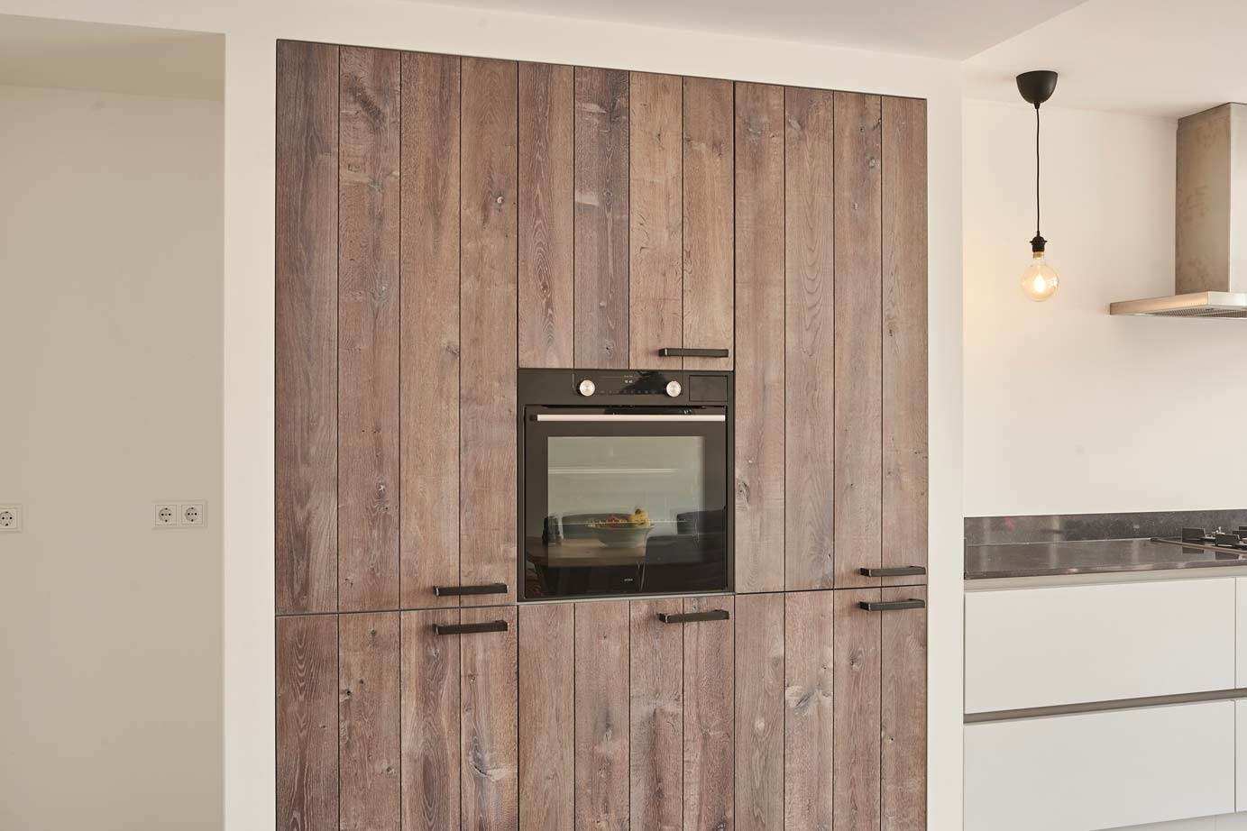 Moderne keuken met hout en kastenwand
