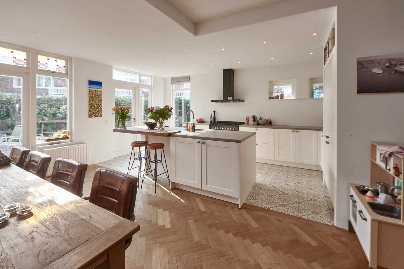 Witte landelijke keuken met eiland