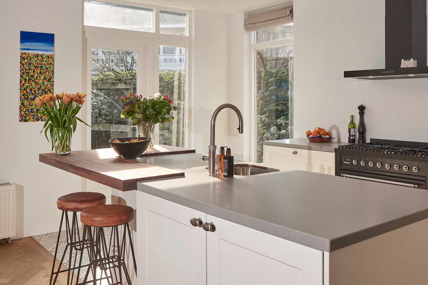 Witte landelijke keuken, spoelgelegenheid in eiland