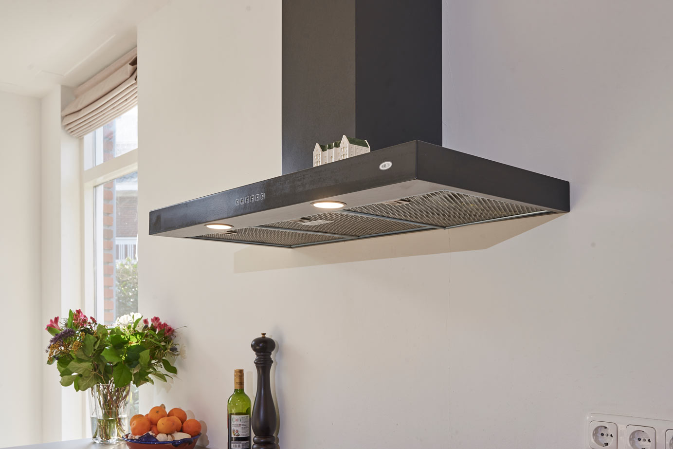 Witte landelijke keuken, afzuiger