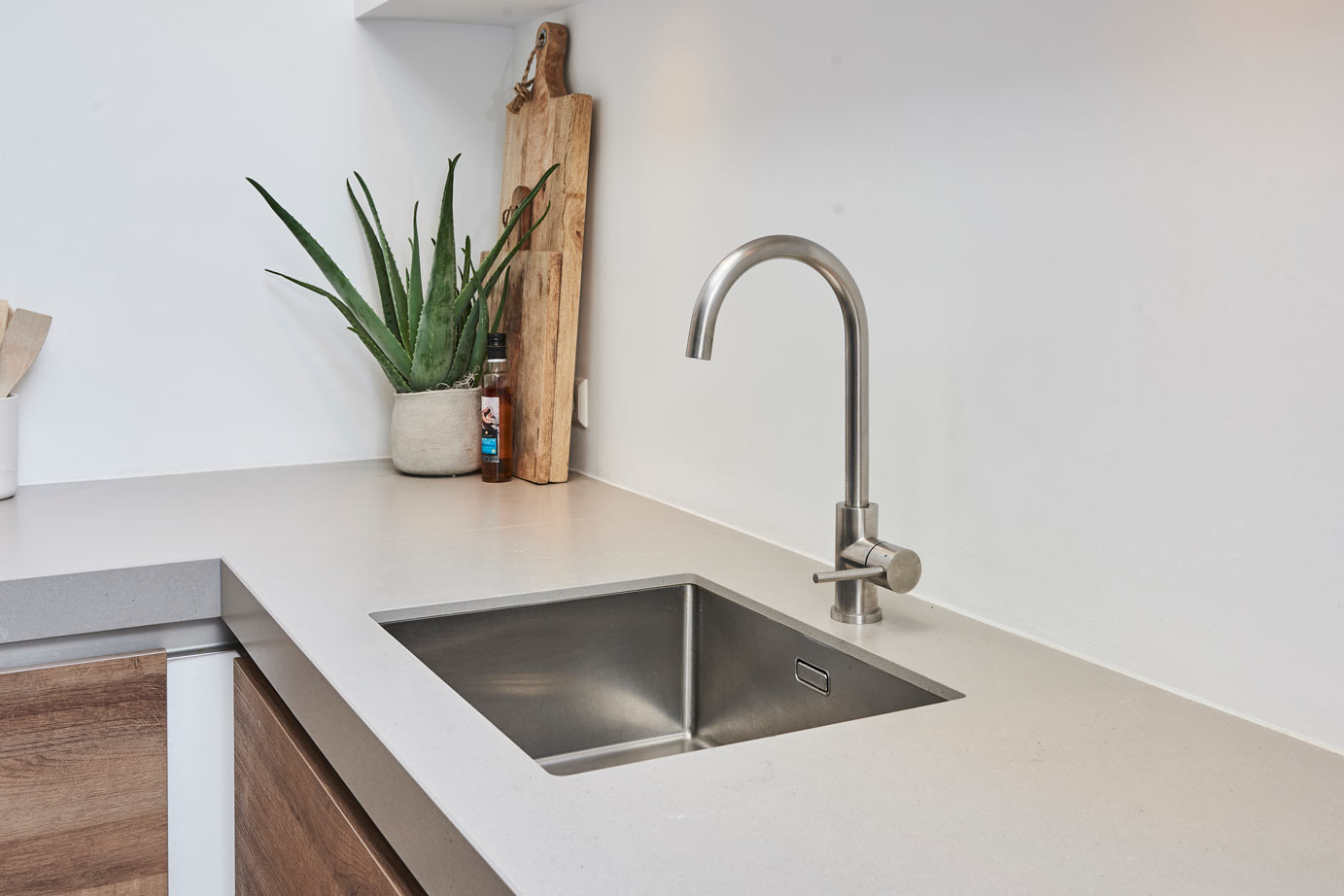 Houten hoekkeuken, enkele spoelbak