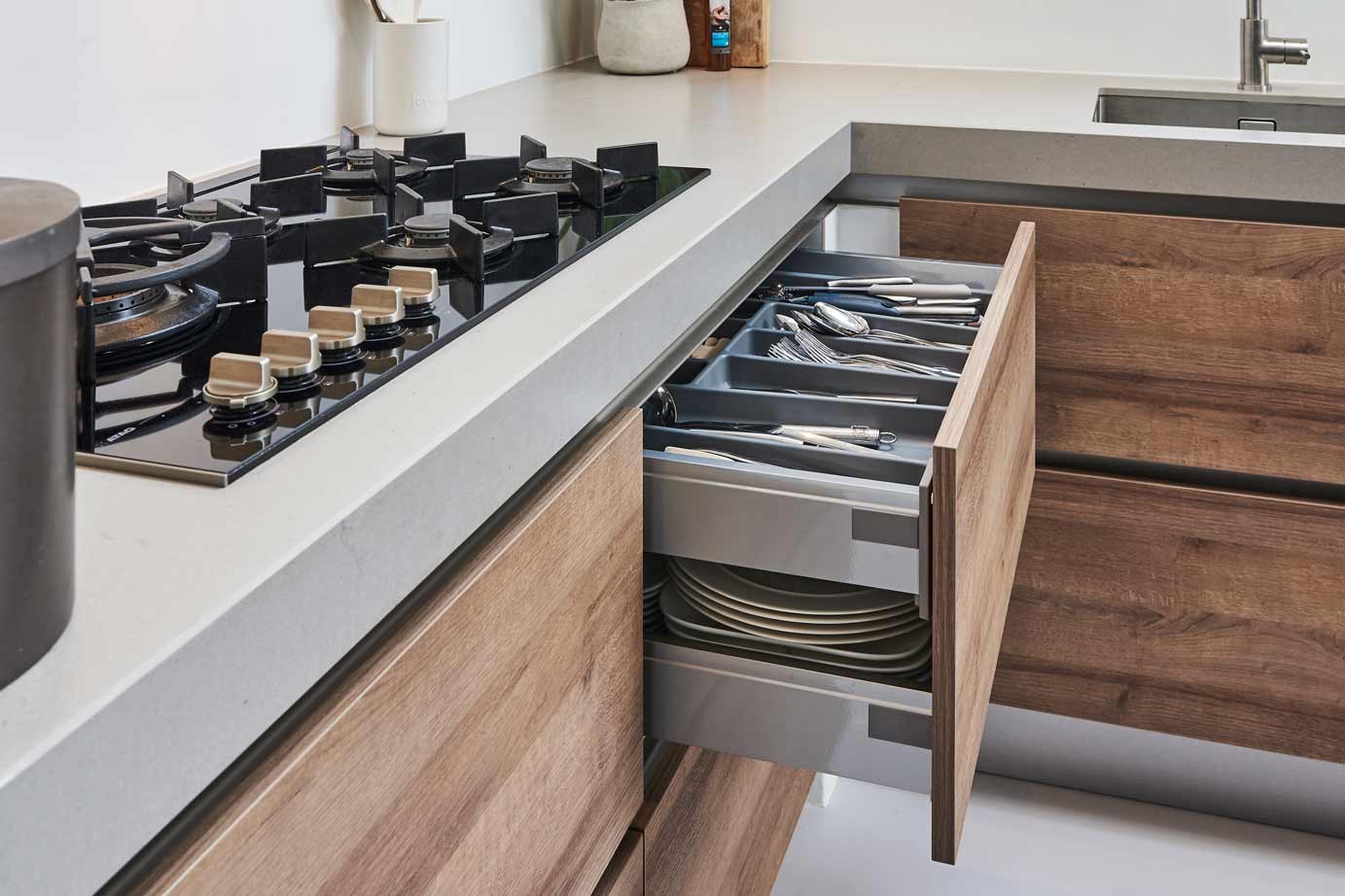 Houten hoekkeuken, lade in lade