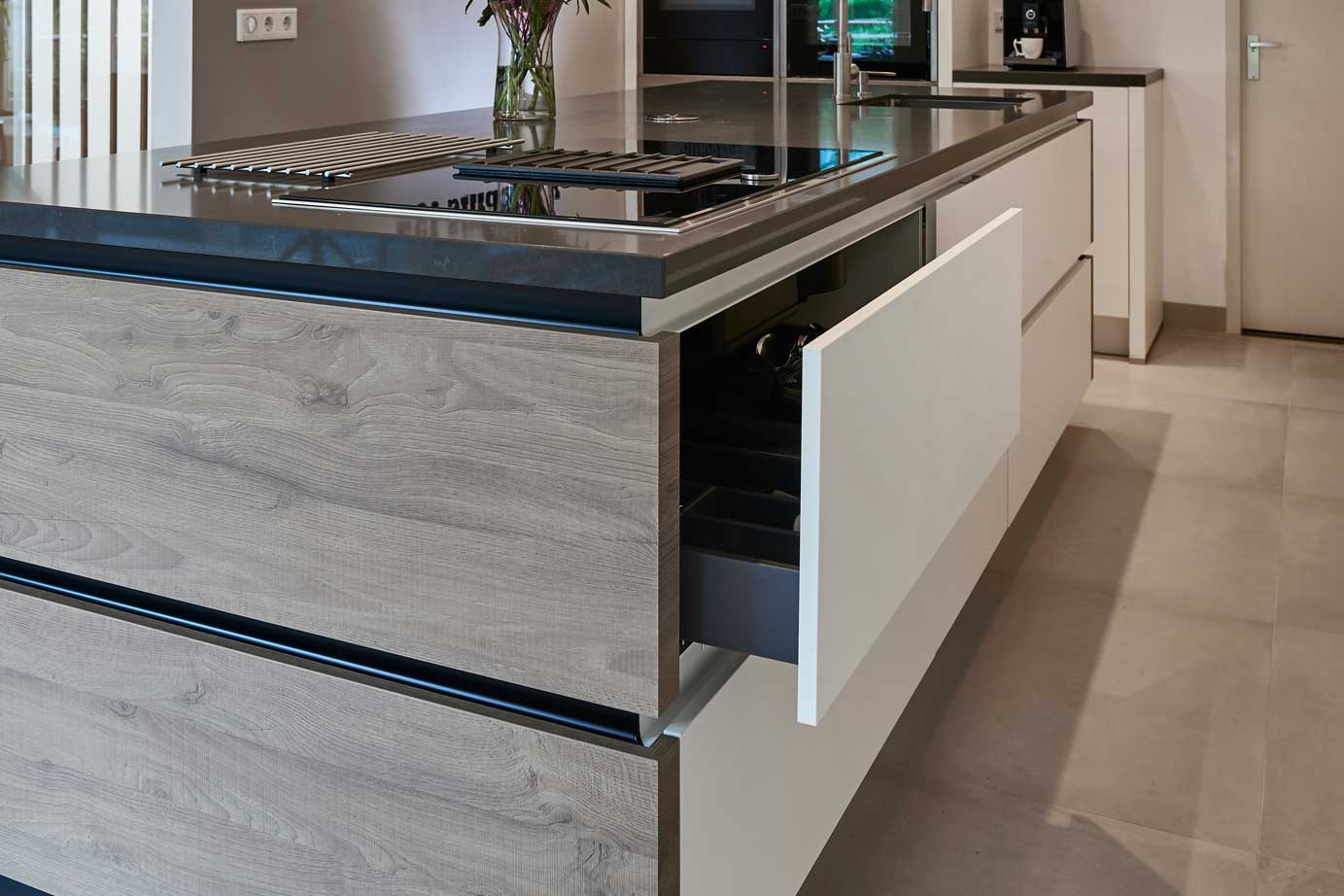  Grote eilandkeuken Roosendaal, brede lades