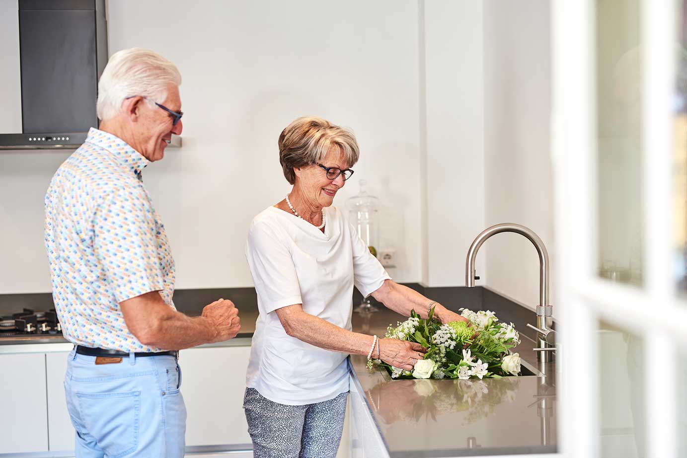 Moderne-u-keuken-wit-23