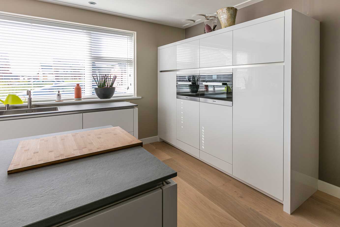 Moderne witte kastenwand Deventer