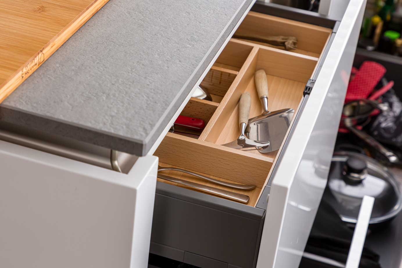 Houten binnenwerk lade modern kookeiland 