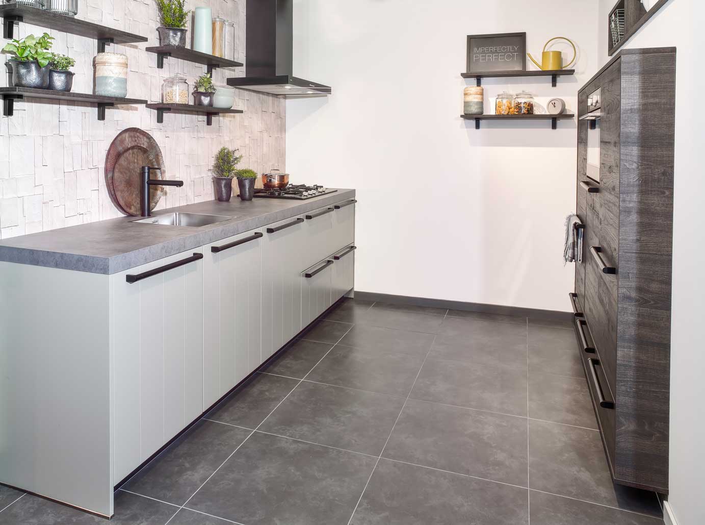 Parallelle rechte keuken met ingebouwde kastenwand